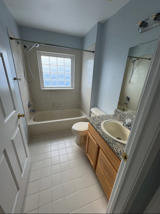 Building Photo - 5427 Twin Oaks Dr