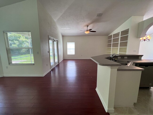 Building Photo - 3BR/2BA Pet Friendly Home in Sorrento! Ava...