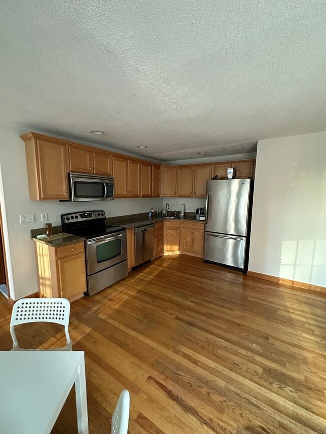 Building Photo - No Brokers fee! Stunning 2-bedroom, 1-bath...