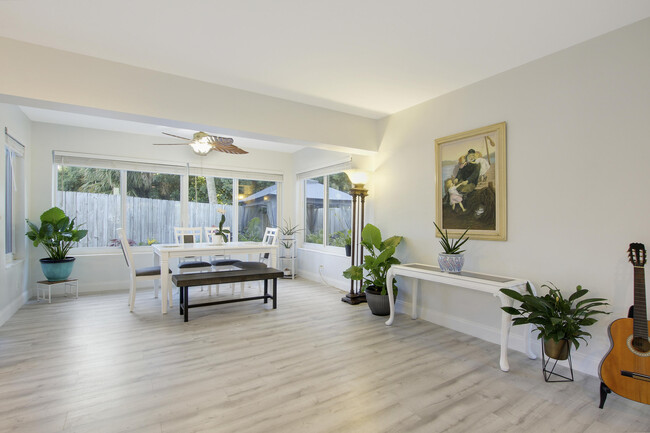 Building Photo - 466 Tequesta Dr
