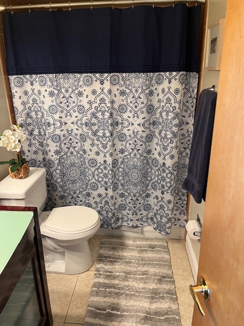 master bath with shower and tub - 400 E Colonial Dr