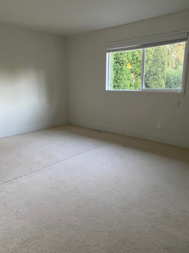 Building Photo - 1016 NE 105th St