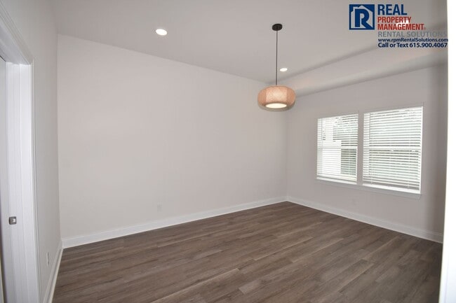Building Photo - Gorgeous 4 bd home with attached garage! Neighborhood Pool!
