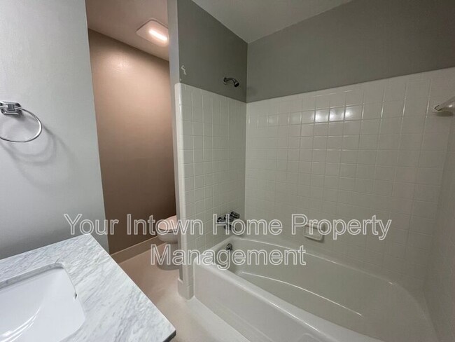 Building Photo - 1525 Sanden Ferry Dr