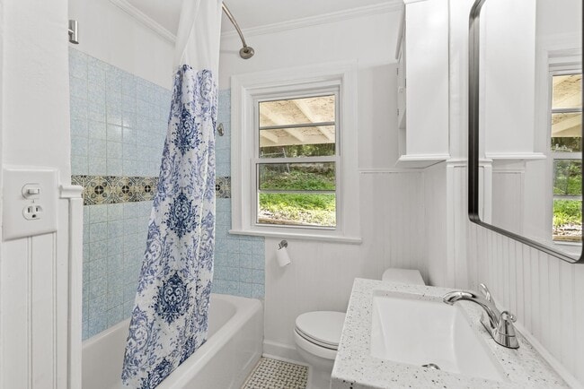 Building Photo - Beautifully Renovated 3 Bedroom 2.5 Bath H...