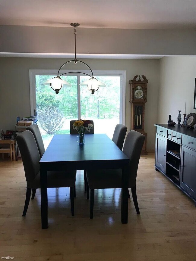 Building Photo - Inviting ranch situated in desirable North Ann Arbor