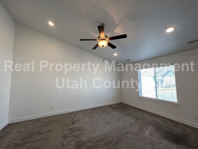 Building Photo - New Lower Price! Cute townhome in Highland