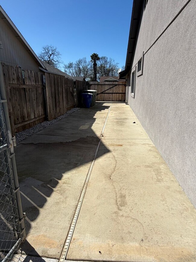 Building Photo - 4 Bedroom home in Ravenwood Estates