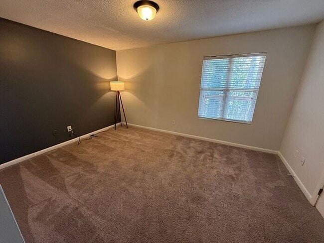 Building Photo - 2 Bed 2 Bath units available at Collegeview Apartments!