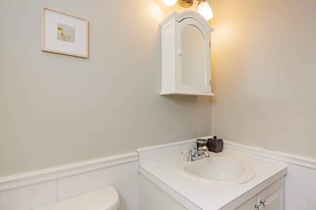 Building Photo - 98 Thomas Ave