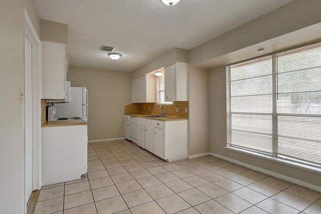Building Photo - 5225 Bonham St