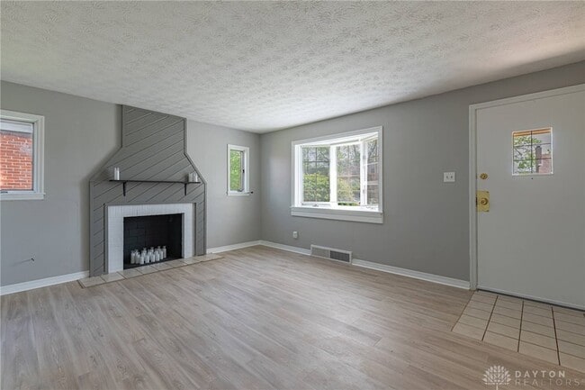 Building Photo - 521 Oakview Dr