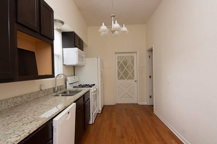 Building Photo - 2814 N Maplewood Ave
