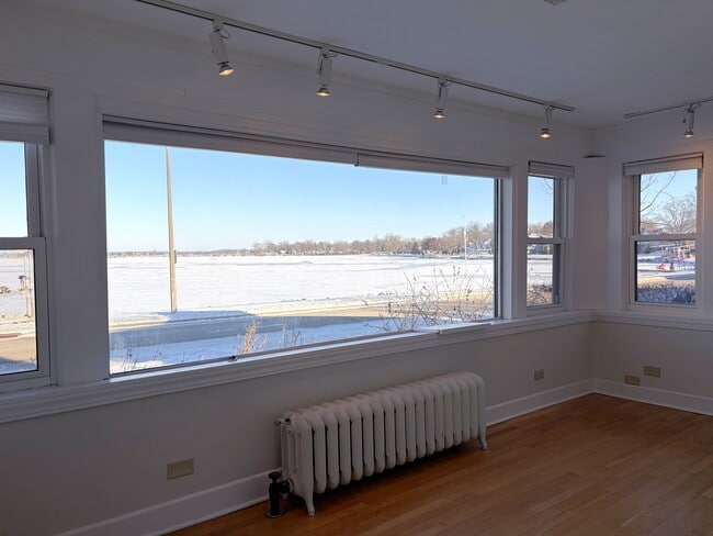 Building Photo - 934 W Shore Dr