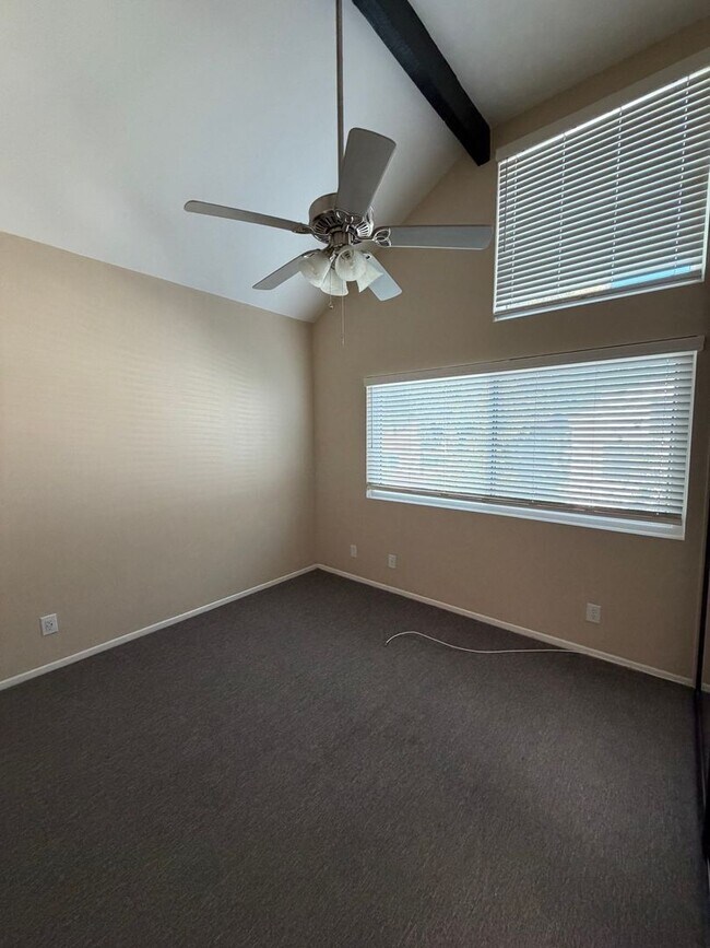 Building Photo - 2 bed, 2.5 bath Le Parc townhome