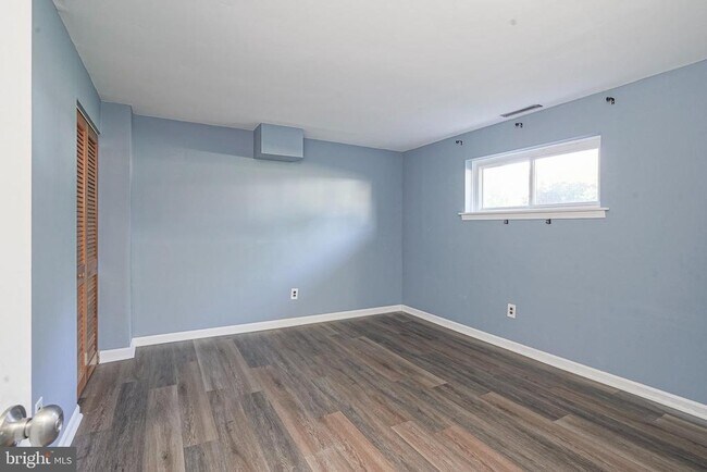Building Photo - 1600 Holly Pkwy