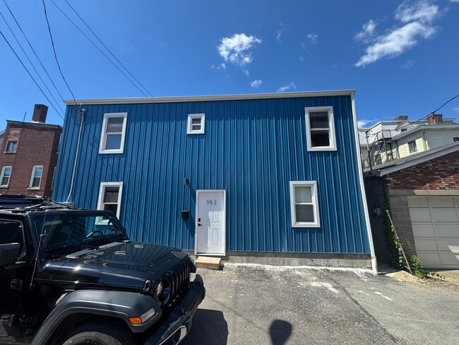 Building Photo - 352 Ermine Way