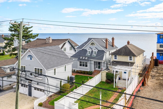 Building Photo - 1140 Fairfield Beach Rd