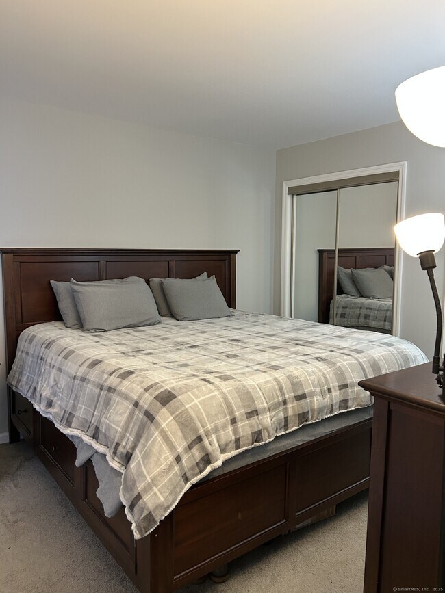 Building Photo - 42 Valley Dr