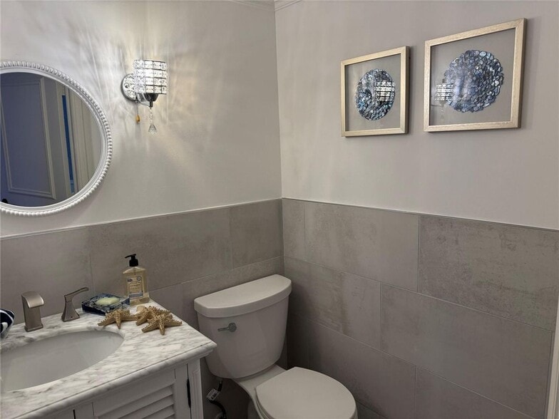 Building Photo - 1010 NE 8th Ave