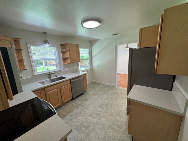 Building Photo - 2 bedroom | 1 bathroom | Single family Ard...