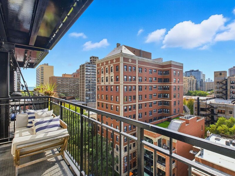 Building Photo - 450 W Briar Pl