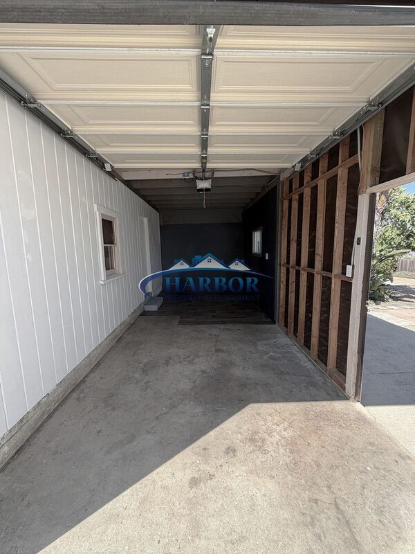 Building Photo - 827 W 22nd St