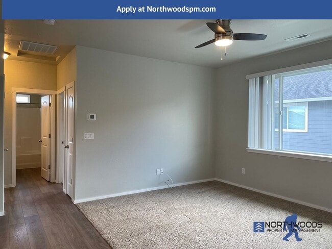 Building Photo - Very Nice 2 Bedroom 1 Bath Upstairs Apartment****$500.00 OFF FIRST MONTHS RENT******Move In Special