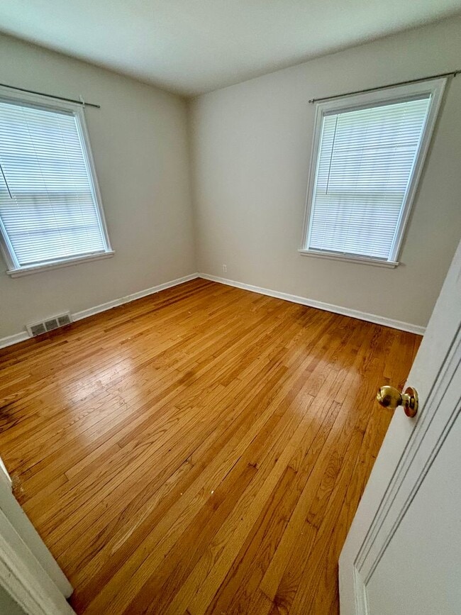 Building Photo - Beautiful 3 Bedroom 1 Bathroom Morton Meadows Cottage