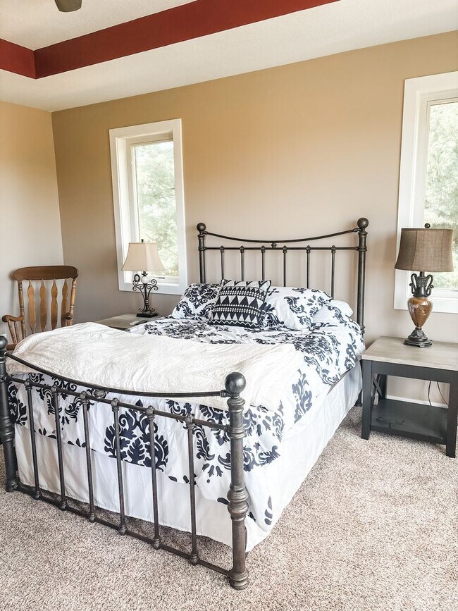 Building Photo - 220 Meadow Woods Dr