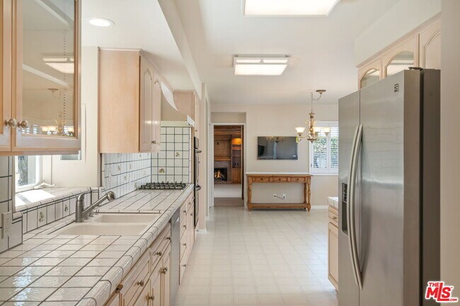 Building Photo - 14972 Camarosa Dr