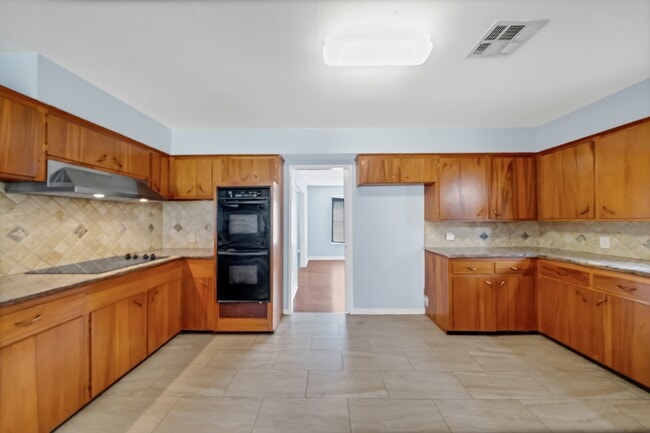 Building Photo - 4002 Martinshire Dr