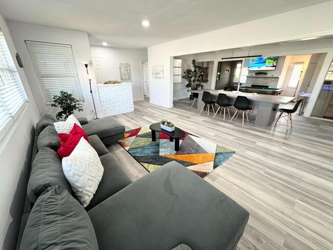 Building Photo - 2326 S Peninsula Dr