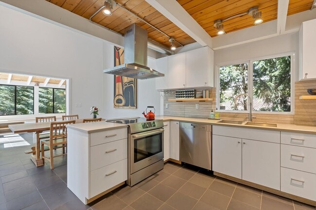 Building Photo - Great modern home located on Mercer Island