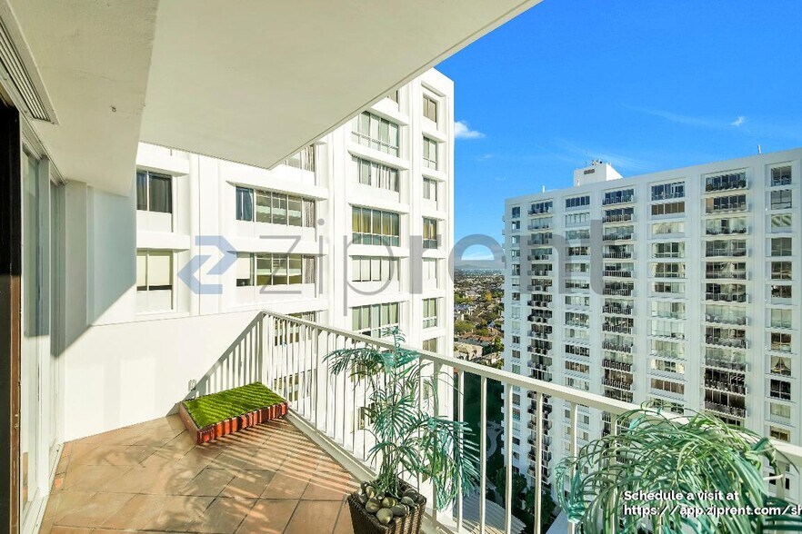 Building Photo - 2160 Century Pk E