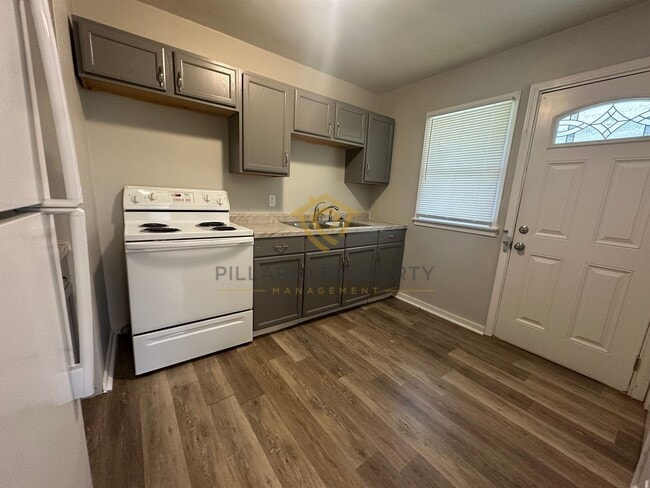 Building Photo - Cozy Brick 2 Bedroom Home with Updated Int...