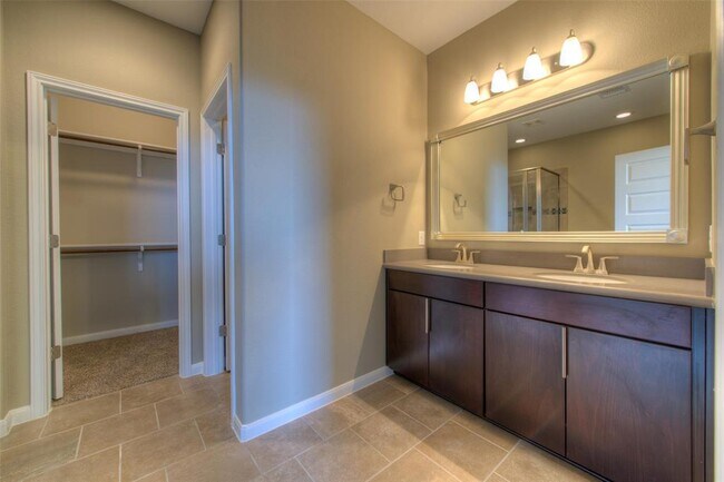 Building Photo - 405 S Meadowlark St