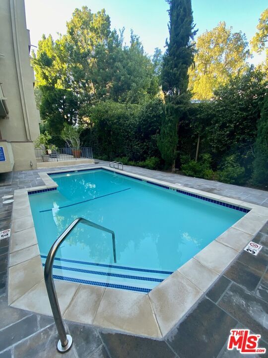 Building Photo - 2332 Fox Hills Dr