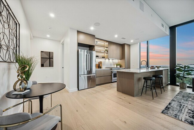 Building Photo - 610 Davis St