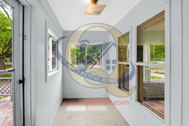 Building Photo - Available Now! 2 beds with Garage!