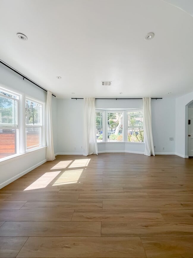 Building Photo - Charming Stand-Alone Home