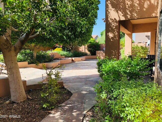 Building Photo - 10453 E Pine Valley Dr