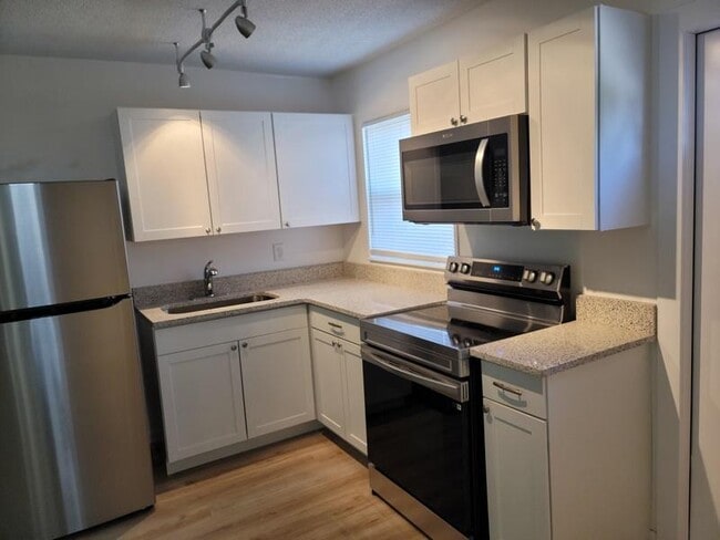 Building Photo - 1700 Chaucer Rd