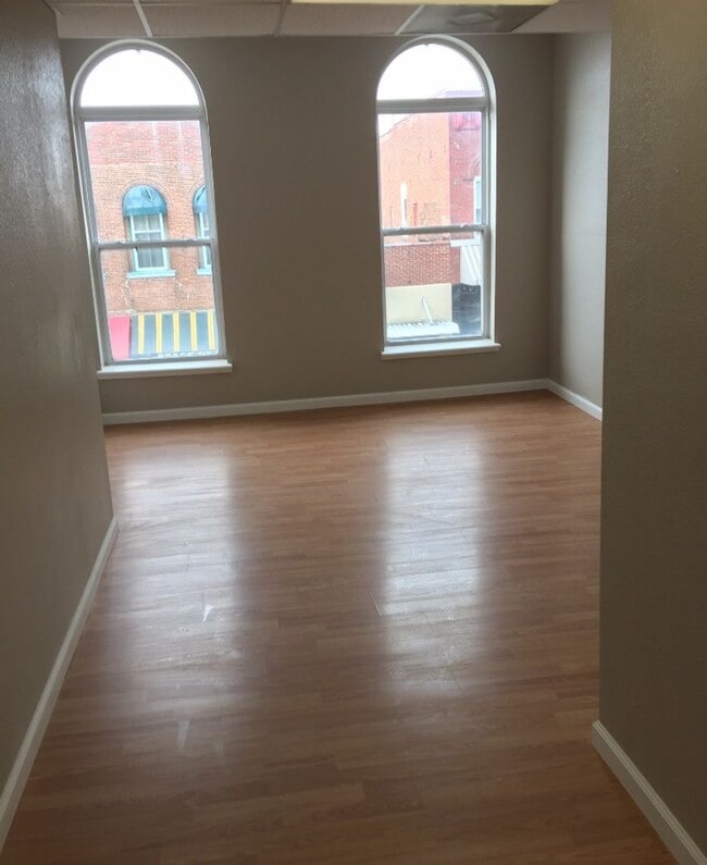 Building Photo - 3bedroom/1 bath apartment -upstairs above ...