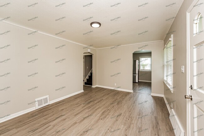 Building Photo - 5493 Thomas St