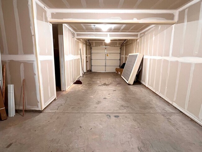 Building Photo - Beautiful Lynnwood 2-Bed Townhome with Tan...