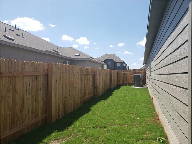 Building Photo - 104 Mountain Maple St