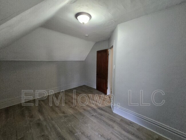 Building Photo - 908 W 3rd St