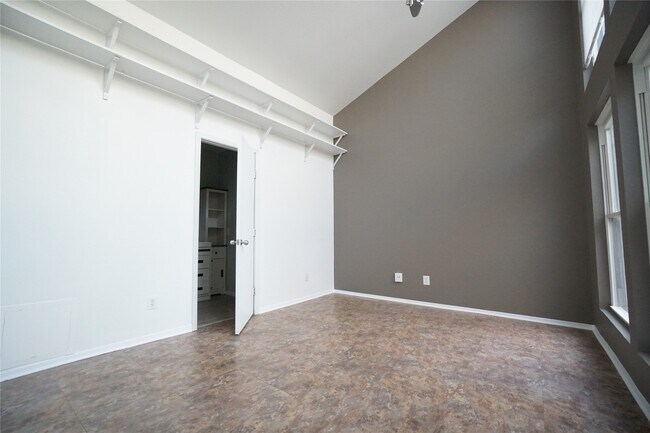 Building Photo - 6008 Inwood Dr