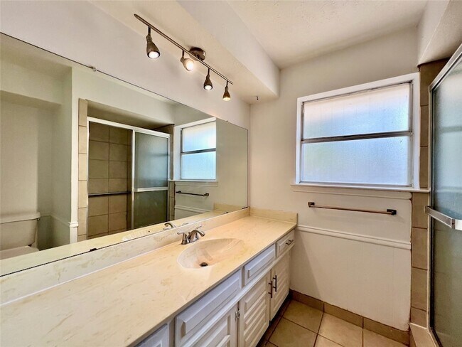 Building Photo - 2732 Parkhaven Dr